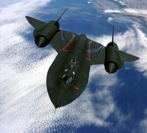 Le légendaire oiseau noir, qui en réalité ne l'est pas, car sa couleur est bleu très foncé. Le SR-71 Blackbird est l'avion de tous les records, sa vitesse maximale est toujours tenue secrète malgré sa mise à la retraite depuis bientôt 20 ans. 32 exemplaires ont été construits et il vola jusqu'en 1998. Les marques de coulures visibles sur l'extrados de l'avion sont des fuites de carburant, en effet les réservoirs n'étaient étanches qu'une fois l'avion "chaud". La dilatation des éléments assurait l'étanchéité une fois la vitesse de croisière atteinte. Le légendaire oiseau noir, qui en réalité ne l'est pas, car sa couleur est bleu très foncé. Le SR-71 Blackbird est l'avion de tous les records, sa vitesse maximale est toujours tenue secrète malgré sa mise à la retraite depuis bientôt 20 ans. 32 exemplaires ont été construits et il vola jusqu'en 1998. Les marques de coulures visibles sur l'extrados de l'avion sont des fuites de carburant, en effet les réservoirs n'étaient étanches qu'une fois l'avion "chaud". La dilatation des éléments assurait l'étanchéité une fois la vitesse de croisière atteinte.