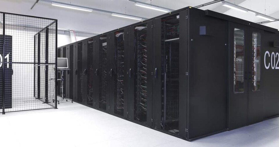 IM IT-Raum des Centron-Rechenzentrums: Rack-Reihen im Vollausbau und mit Cage IM IT-Raum des Centron-Rechenzentrums: Rack-Reihen im Vollausbau und mit Cage
