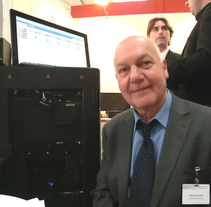 Rudolf Pöhl präsentierte heuer auf der CeBIT eine Möglichkeit, auf einem Windows 8 (8.1)-Client parallel Android laufen zu lassen. Per virtuellem Knopf ist der Benutzer in der Cloud und kann etwa den "Playstore" von Google benutzen. Rudolf Pöhl präsentierte heuer auf der CeBIT eine Möglichkeit, auf einem Windows 8 (8.1)-Client parallel Android laufen zu lassen. Per virtuellem Knopf ist der Benutzer in der Cloud und kann etwa den "Playstore" von Google benutzen.