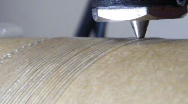 Eine 0,5 mm durchmessende Düse eines Extruders bei der erstmaligen Verarbeitung eines thermoplastischen Polyurethans (PUR) aus nachwachsenden Rohstoffen. Eine 0,5 mm durchmessende Düse eines Extruders bei der erstmaligen Verarbeitung eines thermoplastischen Polyurethans (PUR) aus nachwachsenden Rohstoffen.