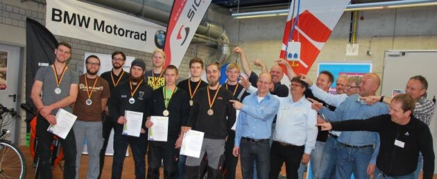 Siegerfoto mit Bewertern: Der praktische Leistungswettbewerb 2014 im Zweiradmechaniker-Handwerk. Siegerfoto mit Bewertern: Der praktische Leistungswettbewerb 2014 im Zweiradmechaniker-Handwerk.