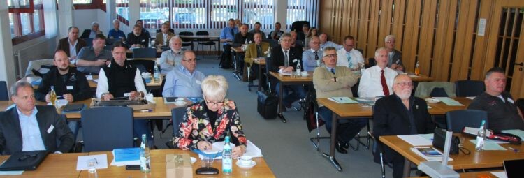 Die Teilnehmer der BIV-Mitgliederversammlung in der Gewerbeakademie Freiburg. Die Teilnehmer der BIV-Mitgliederversammlung in der Gewerbeakademie Freiburg.