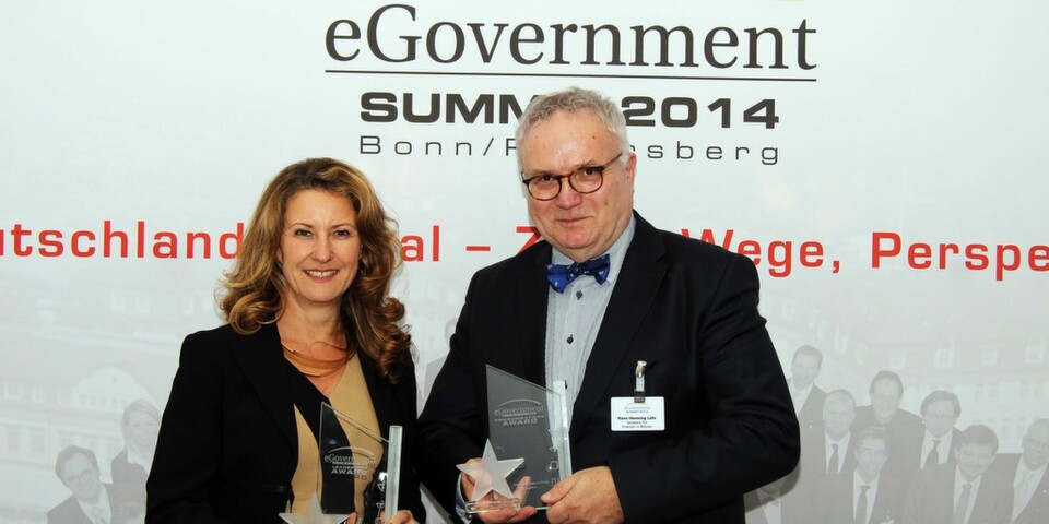 Die glücklichen Preisträger Staatssekretärin Heike Raab und Staatsrat Hans-Henning Lühr Die glücklichen Preisträger Staatssekretärin Heike Raab und Staatsrat Hans-Henning Lühr