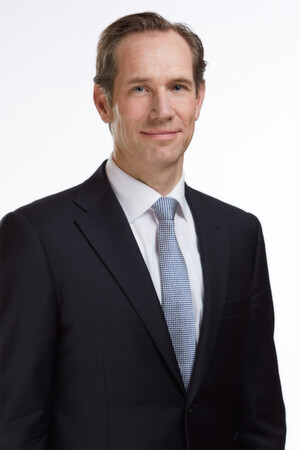 Philip Lacor, Geschäftsführer Firmenkunden bei Vodafone Deutschland: "Mit unserem neuen Angebot bieten wir unseren Kunden ein hochsicheres Cloud-Portfolio made in Germany, mit dem sie Kosten sparen, flexibel und schnell auf Marktanforderungen reagieren können und immer auf dem neuesten technologischen Stand sind." Philip Lacor, Geschäftsführer Firmenkunden bei Vodafone Deutschland: "Mit unserem neuen Angebot bieten wir unseren Kunden ein hochsicheres Cloud-Portfolio made in Germany, mit dem sie Kosten sparen, flexibel und schnell auf Marktanforderungen reagieren können und immer auf dem neuesten technologischen Stand sind."