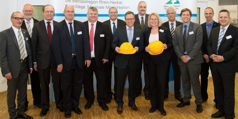 Der Arbeitsbereich „Verwaltungsvereinfachung/eGovernment“ der Metropolregion Rhein-Neckar GmbH setzt sich für eine effizientere Verwaltungspraxis im Dreiländereck Baden-Hessen-Pfalz ein. Wichtiger Baustein ist in diesem Zusammenhang das Modellvorhaben „Kooperatives eGovernment in föderalen Strukturen“, das für die Umsetzung der neuen eVergabeplattform zuständig ist. Der Arbeitsbereich „Verwaltungsvereinfachung/eGovernment“ der Metropolregion Rhein-Neckar GmbH setzt sich für eine effizientere Verwaltungspraxis im Dreiländereck Baden-Hessen-Pfalz ein. Wichtiger Baustein ist in diesem Zusammenhang das Modellvorhaben „Kooperatives eGovernment in föderalen Strukturen“, das für die Umsetzung der neuen eVergabeplattform zuständig ist.