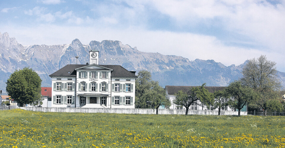 Das Schulhaus Räfis der idyllischen Gemeinde Buchs Das Schulhaus Räfis der idyllischen Gemeinde Buchs