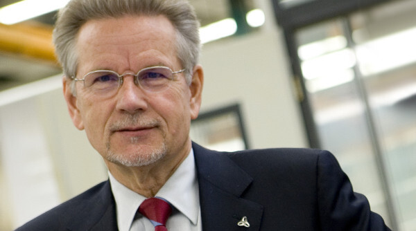 Dr. Manfred Wittenstein, Aufsichtsratsvorsitzender der Wittenstein AG: „Die Schüler wollen wissen, wie sich die technischen Berufe anfühlen, was sie konkret in der Ausbildung erwartet. Lehrer und Berufsberater können das kaum leisten, da sind wir aus der Praxis gefragt.“ Dr. Manfred Wittenstein, Aufsichtsratsvorsitzender der Wittenstein AG: „Die Schüler wollen wissen, wie sich die technischen Berufe anfühlen, was sie konkret in der Ausbildung erwartet. Lehrer und Berufsberater können das kaum leisten, da sind wir aus der Praxis gefragt.“
