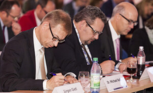 Warum ist es wichtig, seine Marke zu stärken? Welche Markenthemen sind aktuell interessant und welche stehen 2015 im Fokus? Diese Fragen beantworteten unter anderem Dr. Michael Kolk, Klüber Lubrication München SE, Kai Halter, ebm-papst, und Martin Büllesbach, Bilfinger SE, für die B2B-Marken-Marktstudie, die im Rahmen der 9. Markenkonferenz B2B durchgeführt wurde. Warum ist es wichtig, seine Marke zu stärken? Welche Markenthemen sind aktuell interessant und welche stehen 2015 im Fokus? Diese Fragen beantworteten unter anderem Dr. Michael Kolk, Klüber Lubrication München SE, Kai Halter, ebm-papst, und Martin Büllesbach, Bilfinger SE, für die B2B-Marken-Marktstudie, die im Rahmen der 9. Markenkonferenz B2B durchgeführt wurde.