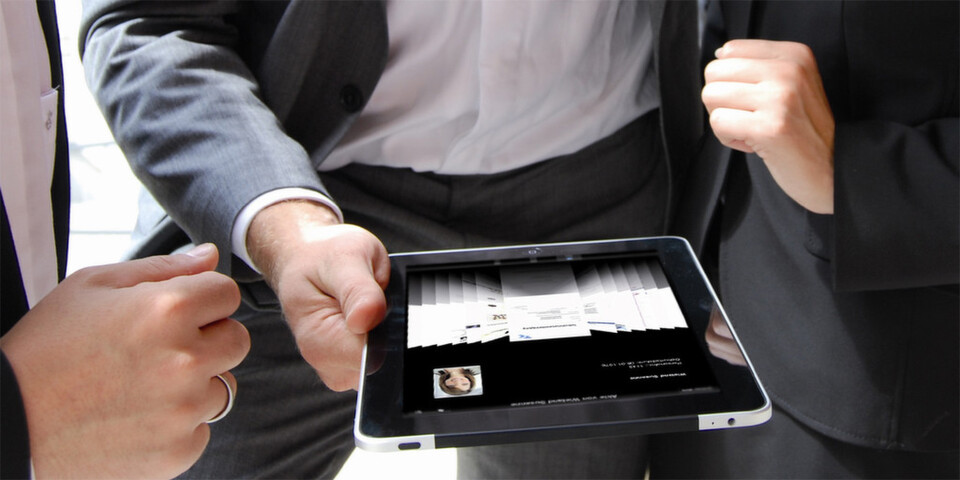 Zeitgemäß: Heute sehen sich Personaler auf dem Multi-Touch-Display ihres iPads, iPhones oder iPods die benötigten Unterlagen an. Zeitgemäß: Heute sehen sich Personaler auf dem Multi-Touch-Display ihres iPads, iPhones oder iPods die benötigten Unterlagen an.