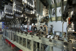 Durch Servotechnik von WITTENSTEIN cyber motor erreicht das STIWA -Montagesystem Zykluszeiten von weniger als 0,6 Sekunden. Die Linearmotoreinheiten nehmen in Kettenlaufrichtung des Werkstückträger-Transportsystems und quer dazu den Hub für die einzelnen Montageschritte vor. Durch Servotechnik von WITTENSTEIN cyber motor erreicht das STIWA -Montagesystem Zykluszeiten von weniger als 0,6 Sekunden. Die Linearmotoreinheiten nehmen in Kettenlaufrichtung des Werkstückträger-Transportsystems und quer dazu den Hub für die einzelnen Montageschritte vor.