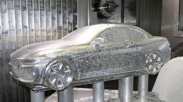Blechbieger aufgepasst: Autos fräst man künftig aus dem Vollen! Blechbieger aufgepasst: Autos fräst man künftig aus dem Vollen!