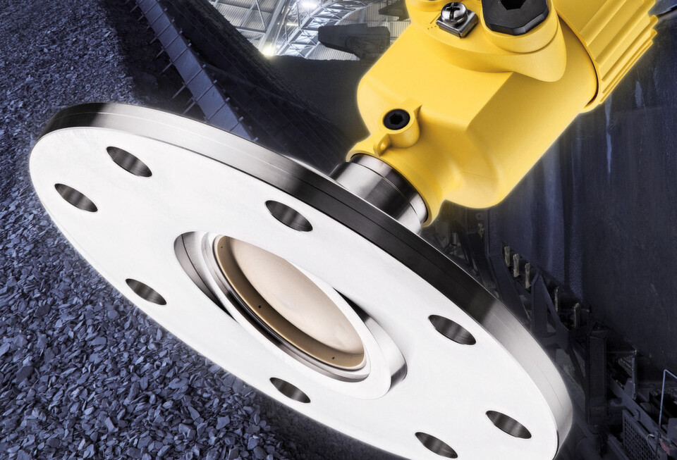 An application which benefits particularly from the narrow opening angle of the Vegapuls 69 is the measurement in segmented containers or mixing silos which have trapezoidal plates as partitions. In comparison with the bulk solids, these plates cause very heavy interference signals. The better focusing now leads to more accurate and above all safe measuring results. An application which benefits particularly from the narrow opening angle of the Vegapuls 69 is the measurement in segmented containers or mixing silos which have trapezoidal plates as partitions. In comparison with the bulk solids, these plates cause very heavy interference signals. The better focusing now leads to more accurate and above all safe measuring results.