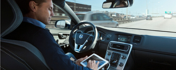 Gewaltige Datenmengen durchfluten die Bordelektronik, damit ein Auto autonom fahren kann. Auch heikle, personenbezogene Daten. Noch fehlen Regularien bei Datenschutz und Verantwortlichkeit. Gewaltige Datenmengen durchfluten die Bordelektronik, damit ein Auto autonom fahren kann. Auch heikle, personenbezogene Daten. Noch fehlen Regularien bei Datenschutz und Verantwortlichkeit.