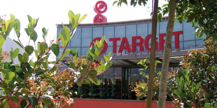 Target-Einkaufszentrum in West Hollywood, Kalifornien: Im Herbst 2013 wurde die Supermarkt-Kette Target zum Opfer des bisher umfangreichsten Hacker-Angriffes auf ein Handelsunternehmen in den USA. Es gelang, Malware in die Sicherheits- und Bezahlsysteme einzuschleusen. 40 Millionen Kreditkarten-Datensätze wurden auf diese Weise entwendet. Target-Einkaufszentrum in West Hollywood, Kalifornien: Im Herbst 2013 wurde die Supermarkt-Kette Target zum Opfer des bisher umfangreichsten Hacker-Angriffes auf ein Handelsunternehmen in den USA. Es gelang, Malware in die Sicherheits- und Bezahlsysteme einzuschleusen. 40 Millionen Kreditkarten-Datensätze wurden auf diese Weise entwendet.