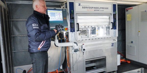 Und Action: Hülshorst senior erklärt die Vorteile einer servomotorisch angetriebenen Presse. Besonders interessant ist für Samson die Möglichkeit, dass die Synchropress stanzen und ziehen kann. Und Action: Hülshorst senior erklärt die Vorteile einer servomotorisch angetriebenen Presse. Besonders interessant ist für Samson die Möglichkeit, dass die Synchropress stanzen und ziehen kann.
