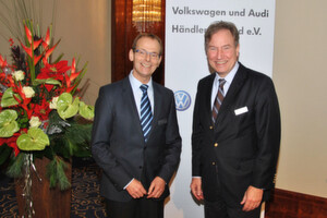 VW/Audi-Partnerverband: Der langjährige Verbandsvorsitzende Michael Lamlé (li.) übergibt das Amt an seinen Nachfolger Dirk Weddigen von Knapp – zum Vergrößern bitte klicken. VW/Audi-Partnerverband: Der langjährige Verbandsvorsitzende Michael Lamlé (li.) übergibt das Amt an seinen Nachfolger Dirk Weddigen von Knapp – zum Vergrößern bitte klicken.