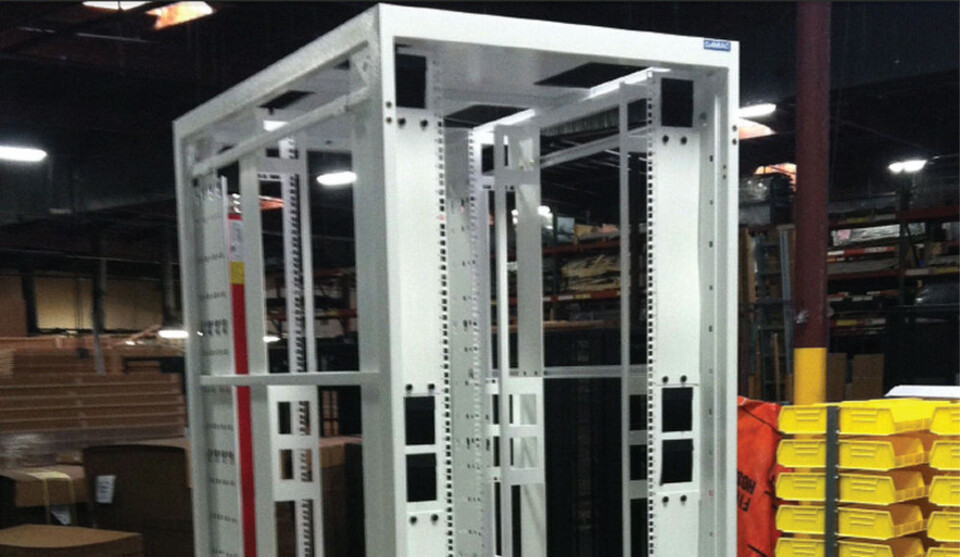 Damac Rack mit Platz für Switches rechts und links Damac Rack mit Platz für Switches rechts und links