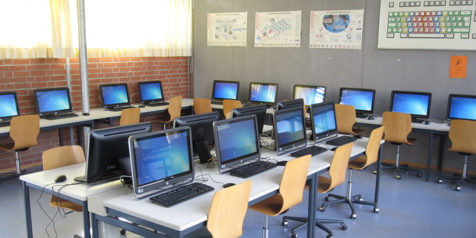 An der Lucian-Reich-Schule in Hüfingen (hier: der Computerraum) wurde die Schulsoftware in Eigenregie installiert und beinhaltet zusätzlich ein campusweites WLAN An der Lucian-Reich-Schule in Hüfingen (hier: der Computerraum) wurde die Schulsoftware in Eigenregie installiert und beinhaltet zusätzlich ein campusweites WLAN