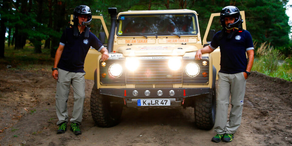 Ohne Social Business Collaboration stünde der Land Rover Defender des Teams "Dream Dakar" noch immer in der Werkstatt. Ohne Social Business Collaboration stünde der Land Rover Defender des Teams "Dream Dakar" noch immer in der Werkstatt.