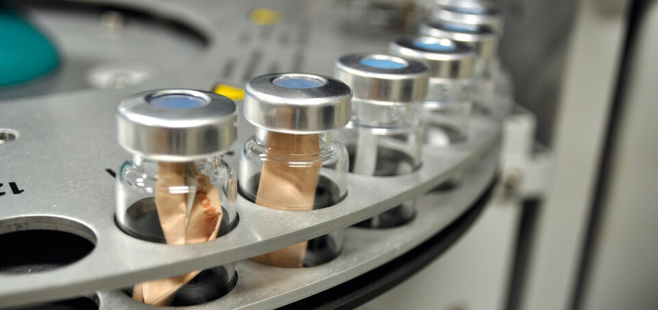 Abb. 2: Bestimmung des Wassergehaltes in transdermalen Wirkstoffpflastern: Die Proben werden in Vials eingewogen. Nach Verschluss mit einem Septumdeckel ist die Probe hermetisch von der Umgebungsluft abgeschlossen. Das Wasser wird wie in Abbildung 1 dargestellt freigesetzt. Abb. 2: Bestimmung des Wassergehaltes in transdermalen Wirkstoffpflastern: Die Proben werden in Vials eingewogen. Nach Verschluss mit einem Septumdeckel ist die Probe hermetisch von der Umgebungsluft abgeschlossen. Das Wasser wird wie in Abbildung 1 dargestellt freigesetzt.