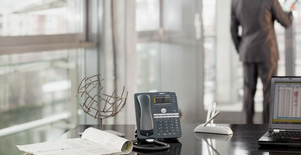 Analoge Telefonate oder Gespräche über ISDN abzuhören ist ein Kinderspiel. Moderne Voice-over-IP (VoIP)-Installationen eröffnen neue Missbrauchsmöglichkeiten, denn über das VoIP-Endgerät können sich Hacker Zugriff auf das gesamte Netzwerk verschaffen. Analoge Telefonate oder Gespräche über ISDN abzuhören ist ein Kinderspiel. Moderne Voice-over-IP (VoIP)-Installationen eröffnen neue Missbrauchsmöglichkeiten, denn über das VoIP-Endgerät können sich Hacker Zugriff auf das gesamte Netzwerk verschaffen.
