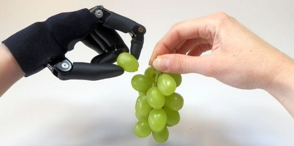 Bild 1: Die Handprothese Vincent Evolution 2 verfügt über einen Tastsinn, der dem Prothesenträger über eine vibrotaktile Rückmeldung wieder ein Berührungsgefühl vermittelt. Bild 1: Die Handprothese Vincent Evolution 2 verfügt über einen Tastsinn, der dem Prothesenträger über eine vibrotaktile Rückmeldung wieder ein Berührungsgefühl vermittelt.