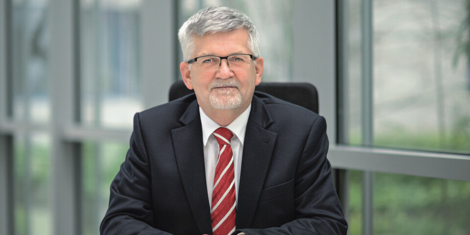 Themen wie Mobilität, Social Collaboration und Consumerization fordern die Adaptionsfähigkeit vor allem in kleinen und mittelständischen Firmen", sagt Peter Dewald, Geschäftsführer Sage. Themen wie Mobilität, Social Collaboration und Consumerization fordern die Adaptionsfähigkeit vor allem in kleinen und mittelständischen Firmen", sagt Peter Dewald, Geschäftsführer Sage.