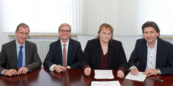 Dr. Joachim Schulz, Dr. Jens von Lackum, beide Aesculap AG, die Notarin Astrid Harant-Strecker und Johannes Jung (von links), Medicut, beurkunden den Kaufvertrag. Dr. Joachim Schulz, Dr. Jens von Lackum, beide Aesculap AG, die Notarin Astrid Harant-Strecker und Johannes Jung (von links), Medicut, beurkunden den Kaufvertrag.