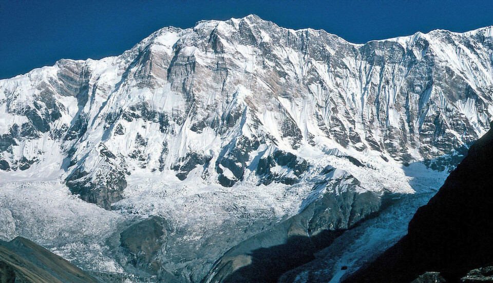 Annapurna (Südwand). Der scheinbar höchste Punkt ist der Nordostgipfel, links daneben der Mittelgipfel und der Hauptgipfel. Annapurna (Südwand). Der scheinbar höchste Punkt ist der Nordostgipfel, links daneben der Mittelgipfel und der Hauptgipfel.