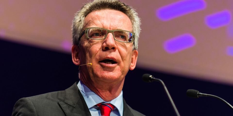 Wie der britischen Premier Cameron und US-Präsident Obama wünscht sich auch Bundesinnenminister de Maizière weitreichende Befugnissen für Sicherheitsbehörden, jegliche verschlüsselte Kommunikation entschlüsseln zu können. Wie der britischen Premier Cameron und US-Präsident Obama wünscht sich auch Bundesinnenminister de Maizière weitreichende Befugnissen für Sicherheitsbehörden, jegliche verschlüsselte Kommunikation entschlüsseln zu können.