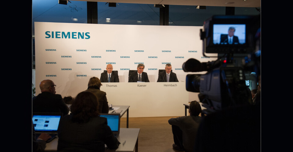 Von links nach rechts: Dr. Ralf P. Thomas, Mitglied des Vorstands der Siemens AG und Leitung Finance and Controlling, Joe Kaeser, Vorsitzender des Vorstands der Siemens AG und Stephan Heimbach, Leiter Communications and Government Affairs der Siemens AG Von links nach rechts: Dr. Ralf P. Thomas, Mitglied des Vorstands der Siemens AG und Leitung Finance and Controlling, Joe Kaeser, Vorsitzender des Vorstands der Siemens AG und Stephan Heimbach, Leiter Communications and Government Affairs der Siemens AG