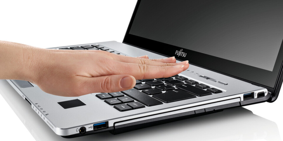 Der Handvenenscanner Palmsecure im Fujitsu Lifebook S935 arbeitet berührungslos. Er erfasst das Venenmuster per Infrarotsensor. Das optische Laufwerk im S935 kann durch einen zusätzlichen Akku ersetzt werden. Der Handvenenscanner Palmsecure im Fujitsu Lifebook S935 arbeitet berührungslos. Er erfasst das Venenmuster per Infrarotsensor. Das optische Laufwerk im S935 kann durch einen zusätzlichen Akku ersetzt werden.