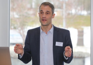 Moderator Pascal König, Forschungsdirektor bei Soreon Research – einer unabhängigen Forschungsfirma, die auf den Gesundheitssektor mit Fokus Smart Wearable Healthcare Systeme. In seinem Vortrag über Smart Wearables in der Uhrenindustrie stellt er eine provokante Hypothese auf: «Die traditionelle Uhrenindustrie wird in Zukunft hinter der Smartwatch Industrie zurückfallen.» Moderator Pascal König, Forschungsdirektor bei Soreon Research – einer unabhängigen Forschungsfirma, die auf den Gesundheitssektor mit Fokus Smart Wearable Healthcare Systeme. In seinem Vortrag über Smart Wearables in der Uhrenindustrie stellt er eine provokante Hypothese auf: «Die traditionelle Uhrenindustrie wird in Zukunft hinter der Smartwatch Industrie zurückfallen.»