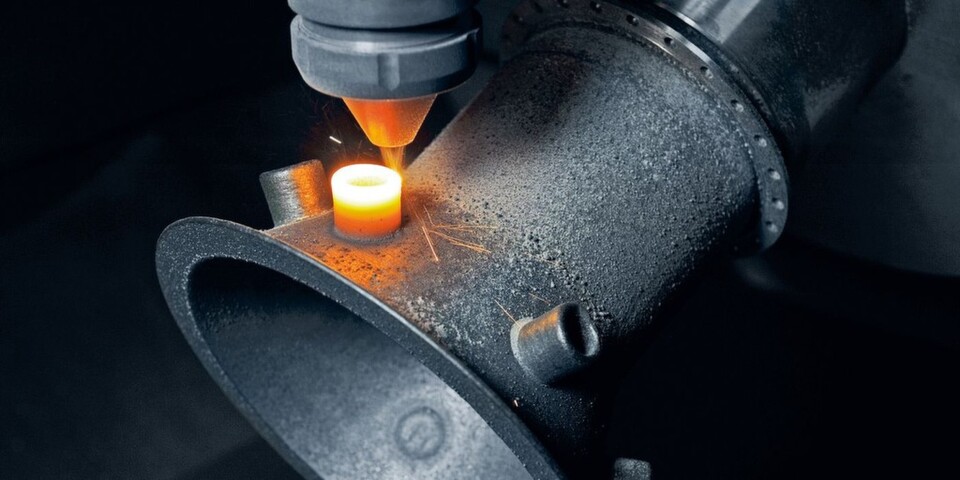 Mit der Lasertec65 3D vereint DMG Mori Laserauftragschweißen und Fräsen in einerAufspannung. Mit der Lasertec65 3D vereint DMG Mori Laserauftragschweißen und Fräsen in einerAufspannung.