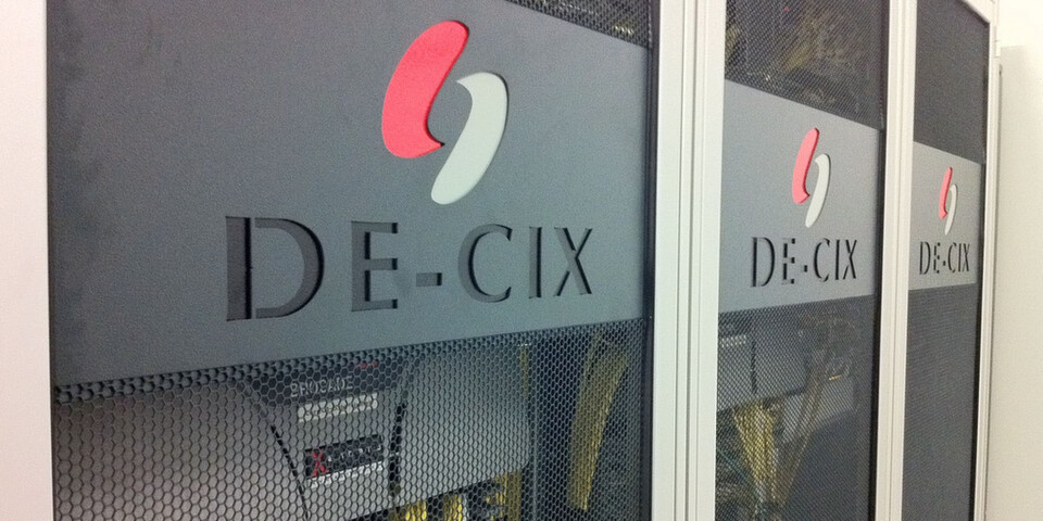 Unter dem Codenamen "Operation Eikonal" hat der BND am DE-CIX jahrelang den Traffic an die NSA weitergereicht. Die Telekom verspricht jetzt den Datenschutz für deutsche Internetnutzer am größten deutschen Internetknoten verbessern. Unter dem Codenamen "Operation Eikonal" hat der BND am DE-CIX jahrelang den Traffic an die NSA weitergereicht. Die Telekom verspricht jetzt den Datenschutz für deutsche Internetnutzer am größten deutschen Internetknoten verbessern.