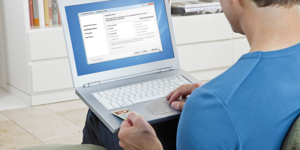 Um Behördengänge am Laptop zu erledigen, benötigt man die Online-Ausweisfunktion des neuen Personalausweises Um Behördengänge am Laptop zu erledigen, benötigt man die Online-Ausweisfunktion des neuen Personalausweises