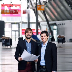 Die Moulding-Expo-Macher von links: Florian Niethammer und Florian Schmitz. Die beiden Projektleiter der Moulding Expo, betonen einen der wichtigsten Aspekte bei den Vorbereitungen: „Mit den ausstellenden Unternehmen muss gemeinsam eine Messe nach deren Anforderungen gestaltet werden.“ Die Moulding-Expo-Macher von links: Florian Niethammer und Florian Schmitz. Die beiden Projektleiter der Moulding Expo, betonen einen der wichtigsten Aspekte bei den Vorbereitungen: „Mit den ausstellenden Unternehmen muss gemeinsam eine Messe nach deren Anforderungen gestaltet werden.“