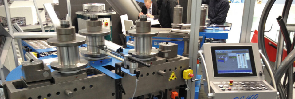 Durch die Umstellung von Hydraulik- auf Servoantriebe erzielt die Profilbiegemaschine PBT 35 eine höhere Präzision bei weniger Energieverbrauch und Wartungsaufwand. Durch die Umstellung von Hydraulik- auf Servoantriebe erzielt die Profilbiegemaschine PBT 35 eine höhere Präzision bei weniger Energieverbrauch und Wartungsaufwand.