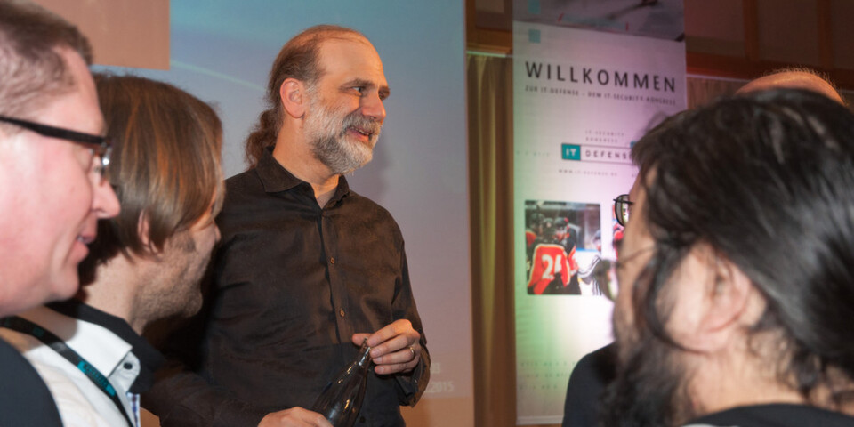 Vor dem Hintergrund des Sony-Hacks diskutierte Bruce Schneier auf der Sicherheitskonferenz IT-Defense über die politische Seite der IT-Sicherheit. Vor dem Hintergrund des Sony-Hacks diskutierte Bruce Schneier auf der Sicherheitskonferenz IT-Defense über die politische Seite der IT-Sicherheit.