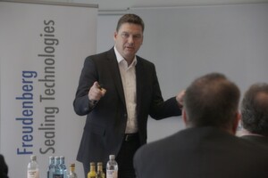 „Allein in Deutschland ließen sich bei den rund 45 Mio. Fahrzeugen 146 Mio. Liter Benzin sparen“, sagt Claus Möhlenkamp, Vorsitzender der Geschäftsleitung Freudenberg Sealing Technologies. „Allein in Deutschland ließen sich bei den rund 45 Mio. Fahrzeugen 146 Mio. Liter Benzin sparen“, sagt Claus Möhlenkamp, Vorsitzender der Geschäftsleitung Freudenberg Sealing Technologies.
