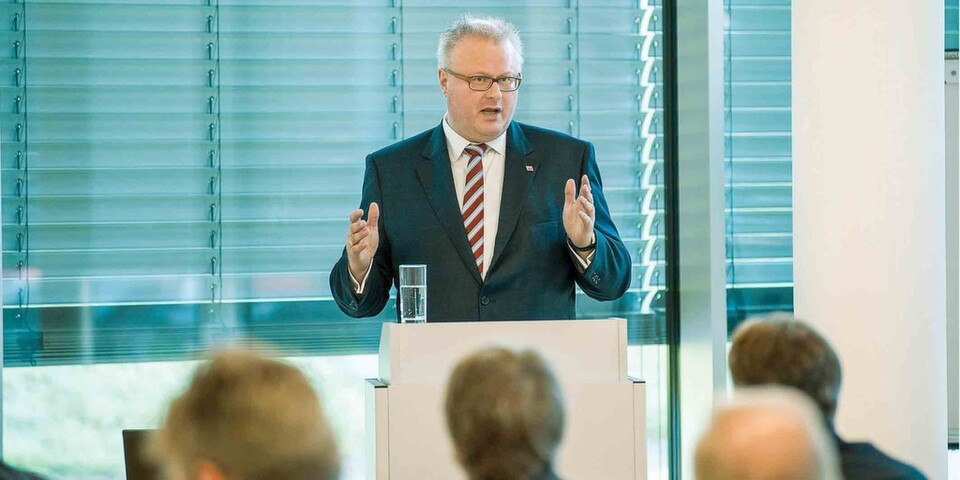 Hessens CIO, Finanzminister Thomas Schäfer, will die Zusammenarbeit zwischen Bund, Ländern und Kommunen verbessern Hessens CIO, Finanzminister Thomas Schäfer, will die Zusammenarbeit zwischen Bund, Ländern und Kommunen verbessern