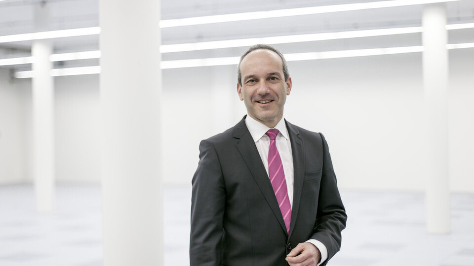 Dr. Béla Waldhauser, CEO Telehouse Deutschland GmbH, könnte mit den 18 Dieselgeneratoren rund 20.000 Haushalte mit Strom versorgen. Dr. Béla Waldhauser, CEO Telehouse Deutschland GmbH, könnte mit den 18 Dieselgeneratoren rund 20.000 Haushalte mit Strom versorgen.