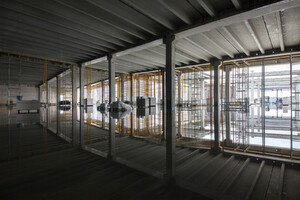 Seit Januar befindet sich der zweite Bauabschnitt des E-Shelter-Rechenzentrums „Frankfurt 3“ in Rüsselsheim im Bau. Das neue Bauteil wird spiegelsymmetrisch direkt an das bereits bestehende Bauteil gebaut, so dass nur eine technische Infrastruktur beide Gebäude versorgen kann. Das rund 4.400 Quadratmeter große Gebäude wird im ersten Quartal 2015 fertig gestellt sein. Seit Januar befindet sich der zweite Bauabschnitt des E-Shelter-Rechenzentrums „Frankfurt 3“ in Rüsselsheim im Bau. Das neue Bauteil wird spiegelsymmetrisch direkt an das bereits bestehende Bauteil gebaut, so dass nur eine technische Infrastruktur beide Gebäude versorgen kann. Das rund 4.400 Quadratmeter große Gebäude wird im ersten Quartal 2015 fertig gestellt sein.
