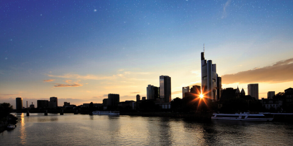 Gemeinschaftliche, standardisierte Cloud-Lösungen, sogenannte Community Clouds, die die Vorteile der Private Cloud mit denen der Public Cloud verbinden, sind insbesondere für die Banken- und Versicherungsbranche eine Option. Gemeinschaftliche, standardisierte Cloud-Lösungen, sogenannte Community Clouds, die die Vorteile der Private Cloud mit denen der Public Cloud verbinden, sind insbesondere für die Banken- und Versicherungsbranche eine Option.