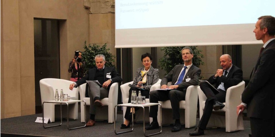 Jan Byok, Rechtsanwalt bei Bird & Bird; Beate Lohmann, Abteilungsleiterin der Abteilung O des BMI; Frank Simon, Vorsitzender des Bitkom-Lenkungsausschusses Software, und Philipp Müller, Director Public Affairs der CSC Deutschland GmbH (v.l.) Jan Byok, Rechtsanwalt bei Bird & Bird; Beate Lohmann, Abteilungsleiterin der Abteilung O des BMI; Frank Simon, Vorsitzender des Bitkom-Lenkungsausschusses Software, und Philipp Müller, Director Public Affairs der CSC Deutschland GmbH (v.l.)