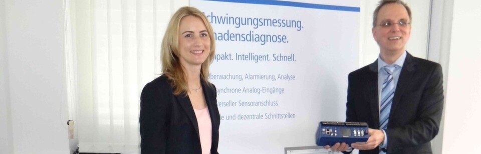 Claudia Göbel, Vorstandsvorsitzende (links) und Technik-Vorstand Frank Ringsdorf bei der Vorstellung einer Neuentwicklung: Mit dem flexiblen Messgerät Expert Vibro ist die komplexe Schwingungsmessung nun leicht verständlich und eröffnet neue Anwendungsfelder. Claudia Göbel, Vorstandsvorsitzende (links) und Technik-Vorstand Frank Ringsdorf bei der Vorstellung einer Neuentwicklung: Mit dem flexiblen Messgerät Expert Vibro ist die komplexe Schwingungsmessung nun leicht verständlich und eröffnet neue Anwendungsfelder.