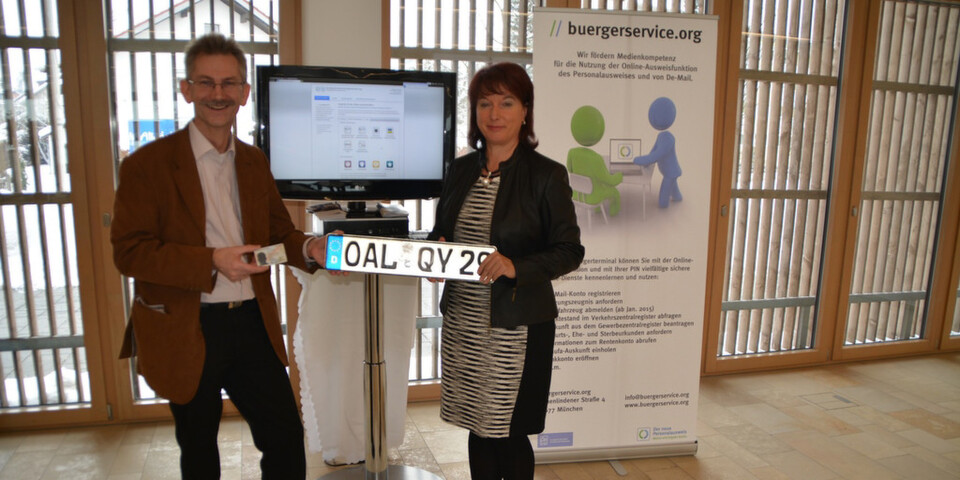 Zeigten sich von den Live-Tests der Online-Dienste mit nPA am Bürgerterminal sehr zufrieden: Ostallgäus Landrätin Maria Rita Zinnecker und Rudolf Philipeit, Vorsitzender des Vereins buergerservice.org, beim erfolgreichen Test einer Online-KFZ-Abmeldung. Zeigten sich von den Live-Tests der Online-Dienste mit nPA am Bürgerterminal sehr zufrieden: Ostallgäus Landrätin Maria Rita Zinnecker und Rudolf Philipeit, Vorsitzender des Vereins buergerservice.org, beim erfolgreichen Test einer Online-KFZ-Abmeldung.