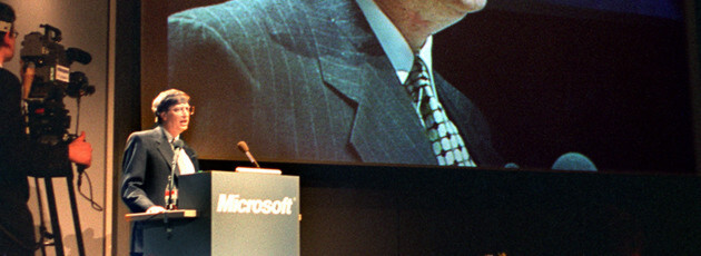 Der 39 Jahre alte Microsoft-Chef Bill Gates legt vor den Messebesuchern am 12. März 1995 in Hannover (Niedersachsen) noch einmal die legendär gewordene Videopräsentation "Information at your fingertips 2005" auf, die er bereits vier Monate vorher in Las Vegas gezeigt hatte, wie die Informationstechnologie in zehn Jahren aussehen wird. Der 39 Jahre alte Microsoft-Chef Bill Gates legt vor den Messebesuchern am 12. März 1995 in Hannover (Niedersachsen) noch einmal die legendär gewordene Videopräsentation "Information at your fingertips 2005" auf, die er bereits vier Monate vorher in Las Vegas gezeigt hatte, wie die Informationstechnologie in zehn Jahren aussehen wird.