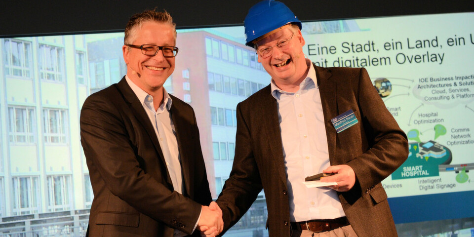 IT trifft auf Produktion: Die Cisco-Manager Bernd Heinrichs und Manfred Bauer zeigten in einem Rollenspiel die Vorbehalte gegenüber Industrie-4.0-Konzepten auf. IT trifft auf Produktion: Die Cisco-Manager Bernd Heinrichs und Manfred Bauer zeigten in einem Rollenspiel die Vorbehalte gegenüber Industrie-4.0-Konzepten auf.