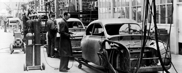 Henry Ford ließ als erster Autos in Millionenauflage vom Band rollen. Die industrielle Massenfertigung realisierte den Traum vom Volksauto. Alptraumhaft erschienen Kritikern dagegen die Arbeitsbedingungen in den Produktionsanlagen. Henry Ford ließ als erster Autos in Millionenauflage vom Band rollen. Die industrielle Massenfertigung realisierte den Traum vom Volksauto. Alptraumhaft erschienen Kritikern dagegen die Arbeitsbedingungen in den Produktionsanlagen.